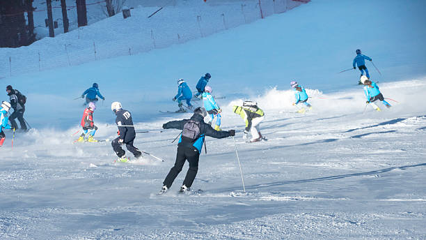 persone che sciano in pista nella stazione sciistica di bansko, bulgaria - bansko foto e immagini stock