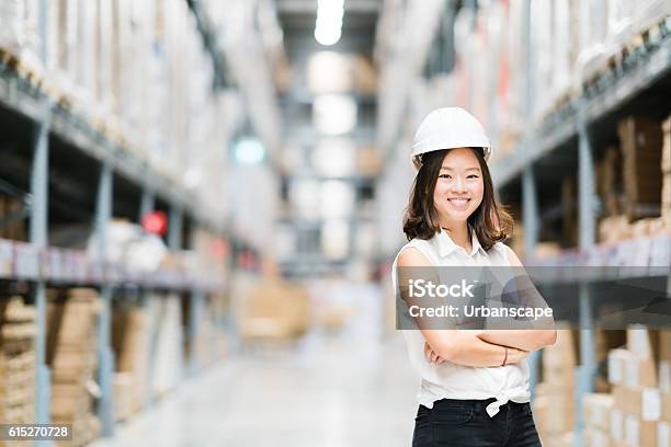 Giovane Ingegnere O Tecnico Asiatico Sorridente Magazzino Sfocato Sfondo - Fotografie stock e altre immagini di Fabbrica