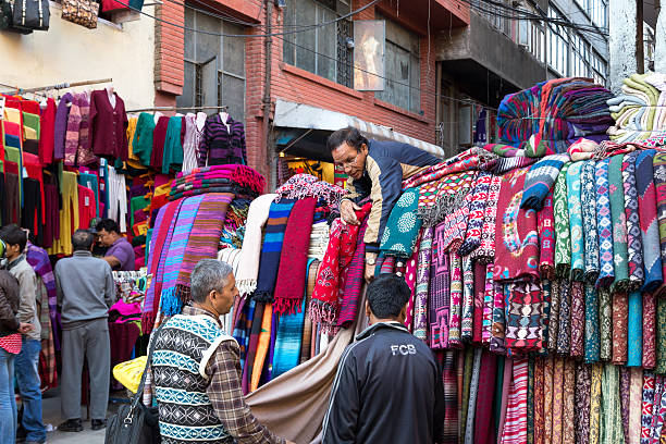 vendeur d’écharpe sur le marché à katmandou, népal - nepal bazaar kathmandu textile photos et images de collection