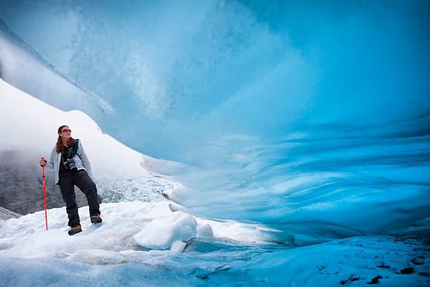 grimpeur sur glace sur le glacier franz josef, nouvelle-zélande - franz josef glacier photos et images de collection