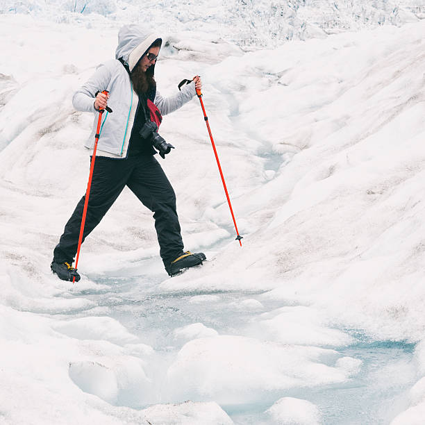 escalador de gelo na geleira franz josef, nova zelândia - new zealand ice climbing snow climbing - fotografias e filmes do acervo