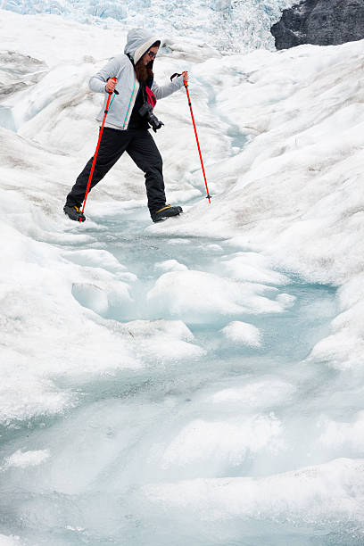 escalador de gelo na geleira franz josef, nova zelândia - new zealand ice climbing snow climbing - fotografias e filmes do acervo