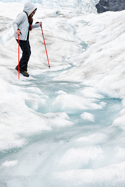 eiskletterer auf dem franz-josef-gletscher, neuseeland - new zealand ice climbing snow climbing stock-fotos und bilder