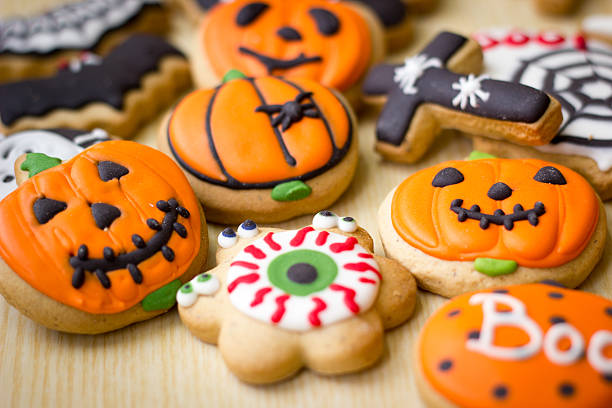istock Fresh halloween gingerbread cookies 615272888