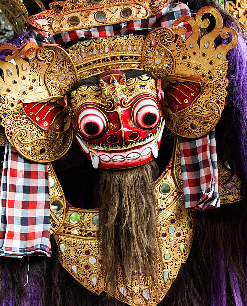 maschera e costume da leone tradizionale barong dance a ubud bali - rangda foto e immagini stock