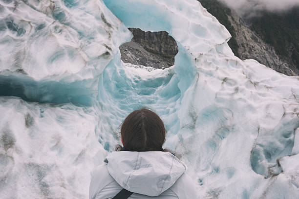 eiskletterer mit blick auf den franz-josef-gletscher, neuseeland - new zealand ice climbing snow climbing stock-fotos und bilder