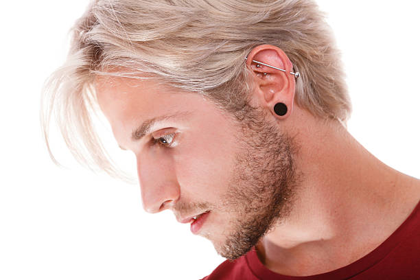 ragazzo adolescente con piercing e acconciatura alla moda - pierced human hair black fashion model foto e immagini stock