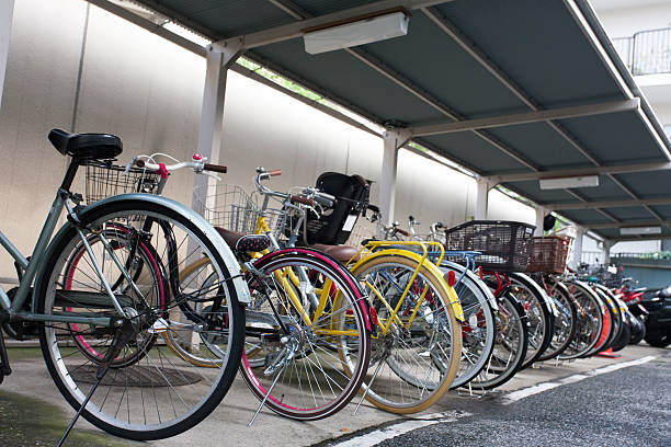 cobertizo de bicicletas - cobertizo para bicicletas fotografías e imágenes de stock