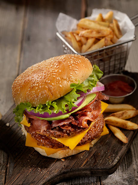 cheeseburger di pancetta di avocado con un cesto di patatine fritte - havarti foto e immagini stock