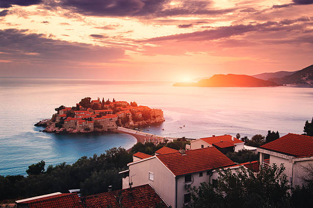 остров свети стефан на рассвете. адриатическое море, черногория - budva стоковые фото и изображения