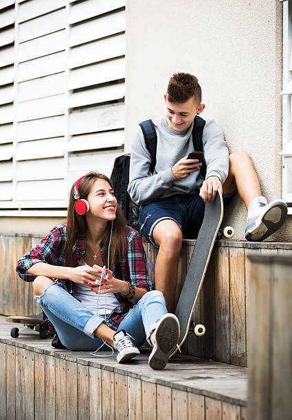 adolescentes con smarthphones - video game friendship teenager togetherness fotografías e imágenes de stock