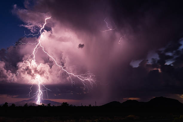 雷サージ  - lightning storm natural disaster cloud ストックフォトと画像