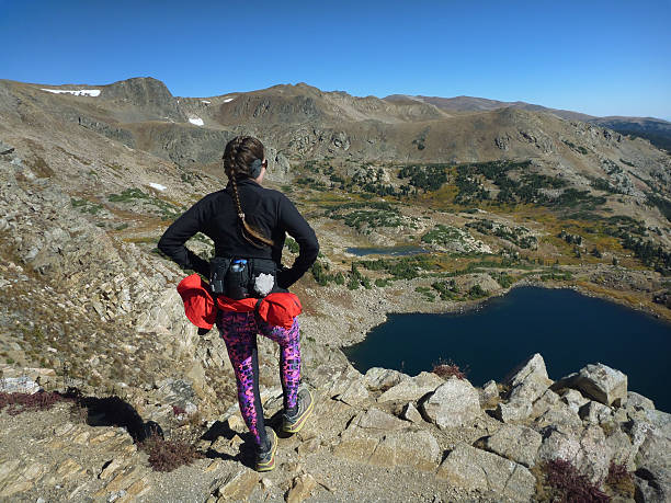 женщина тропа бегун континентального разделить кинг кинг-лейк колорадо скалистые горы - continental divide trail стоковые фото и изображения
