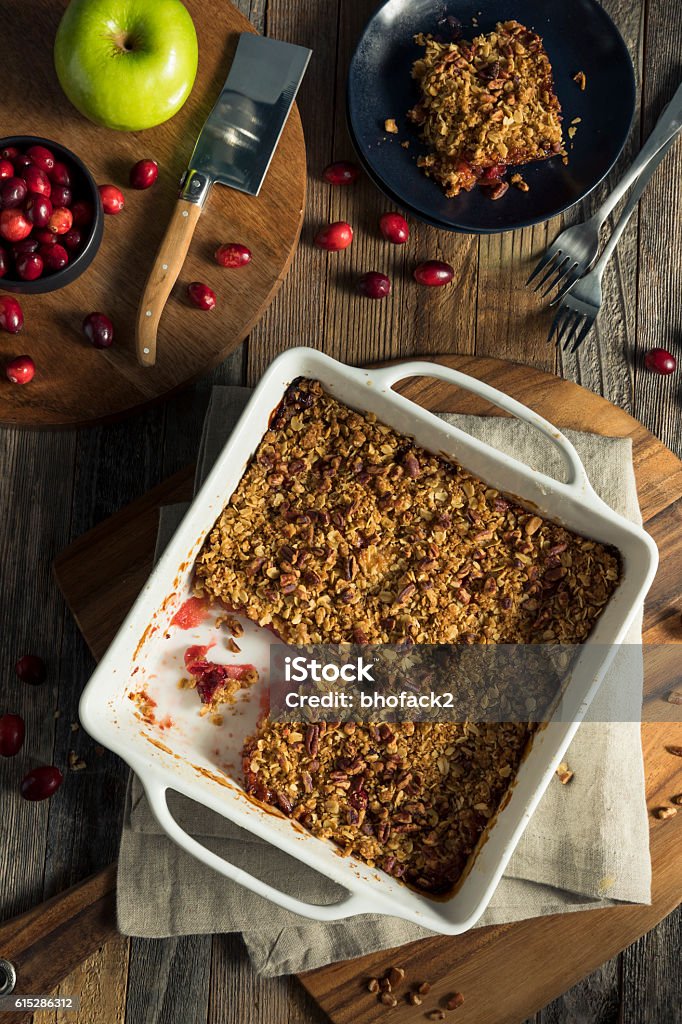 Arándano casero manzana Zapatero Crumble - Foto de stock de Arándano rojo - Fruta baya libre de derechos