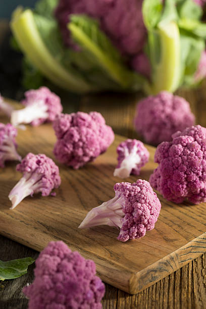 chou-fleur pourpre biologique cru - purple cauliflower photos et images de collection