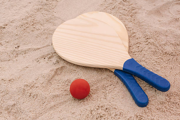 beach tennis, beach paddle ball, matkot. racchette da spiaggia e palla - matkot foto e immagini stock