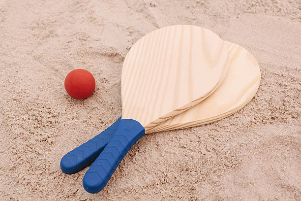 beach tennis, beach paddle ball, matkot. racchette da spiaggia e palla - matkot foto e immagini stock