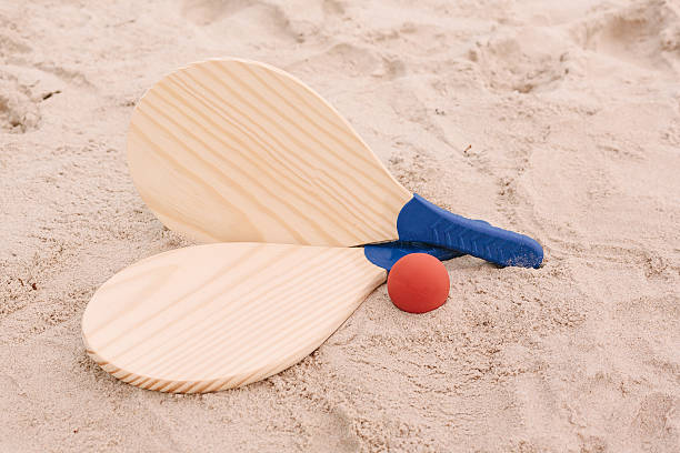 beach tennis, beach paddle ball, matkot. raquets da spiaggia e palla - matkot foto e immagini stock
