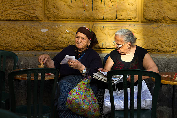 ローマ、イタリア:2人のシニア女性が屋外カフェでリラックス - women senior adult italy dirty ストックフォトと画像