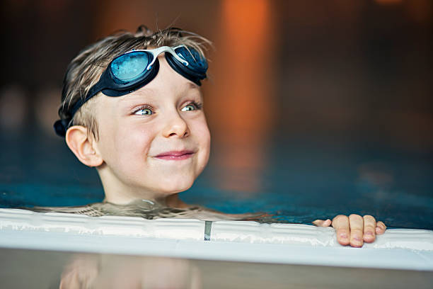 портрет маленький мальчик в плавательный бассейн - swimming child swimming pool indoors стоковые фото и изображения