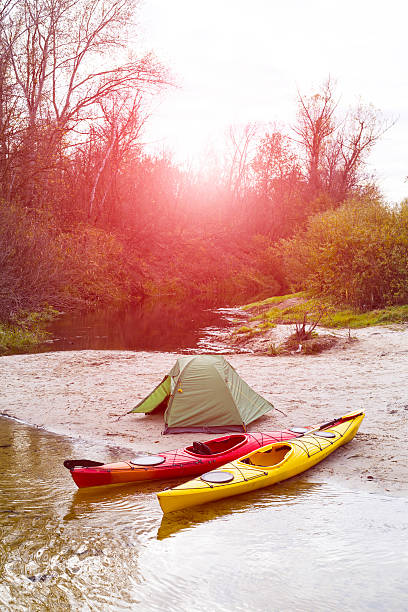 каякинг на реке. - kayaking kayak river lake стоковые фото и изображения