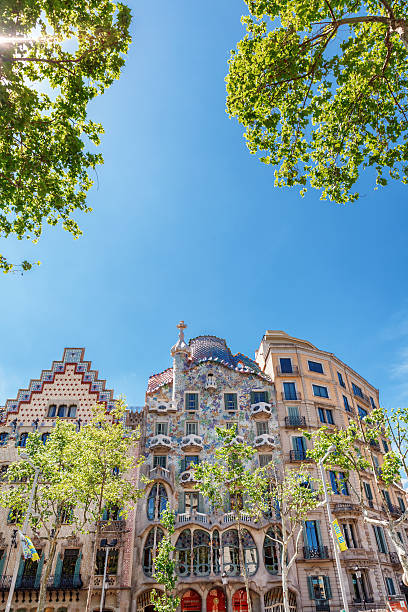 illa de la discordia. facade casa batllo, lleo morera, rocamora - cadafalch fotografías e imágenes de stock