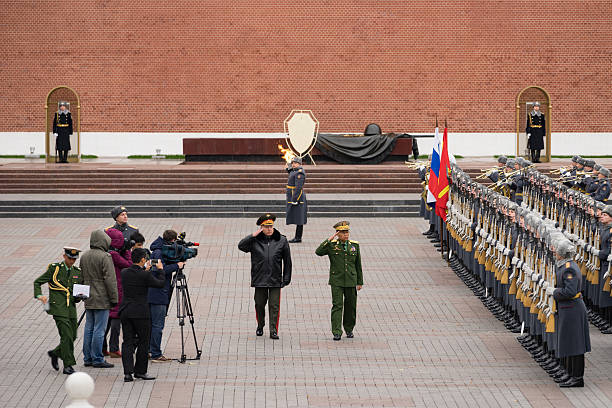 birmanischer general begrüßt russische truppen im kreml - tomb of the unknown soldier fotos stock-fotos und bilder