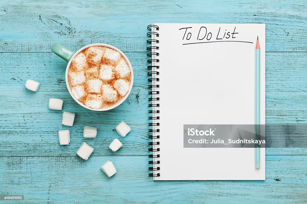 Kakao oder Schokolade, Notizbuch mit To-do-Liste, Planungskonzept - Lizenzfrei Schreibtisch Stock-Foto