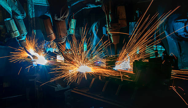 moderna catena di montaggio automatizzata per auto - welding metal manufacturing industry foto e immagini stock