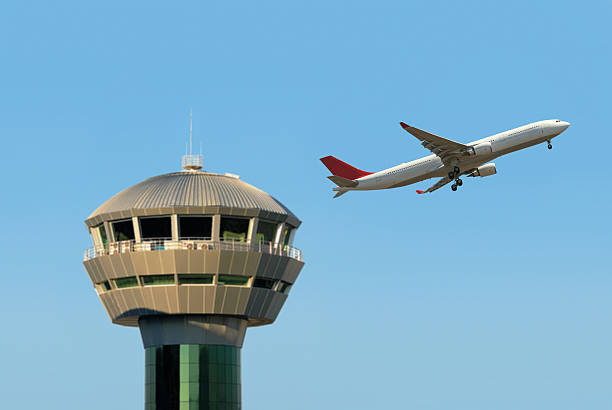 el aeropuerto  - air traffic control tower airport runway air travel fotografías e imágenes de stock