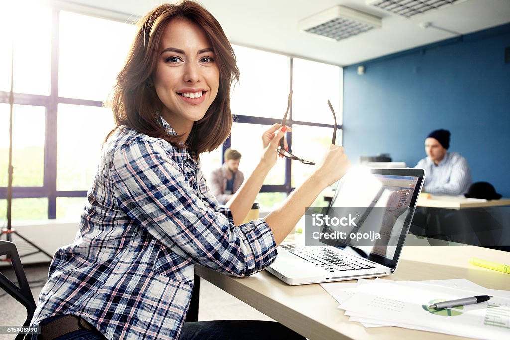 Foto de mulher trabalhando com novo projeto na inicialização moderno em estilo loft. - Foto de stock de Curso de treinamento royalty-free