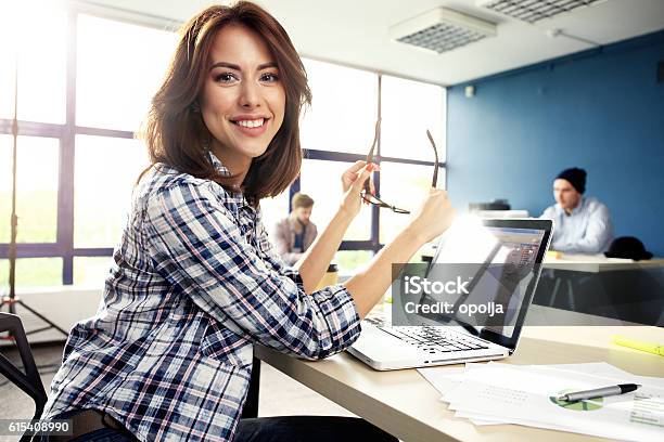 Foto de Foto De Mulher Trabalhando Com Novo Projeto Na Inicialização Moderno Em Estilo Loft e mais fotos de stock de Curso de treinamento