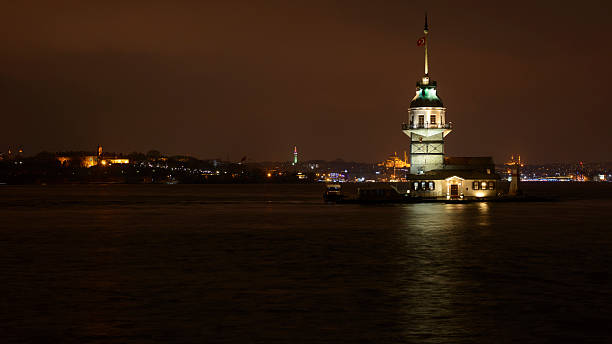 tour de la jeune fille ou tour de léandre à istanbul la nuit. - istanbul üsküdar maidens tower tower photos et images de collection