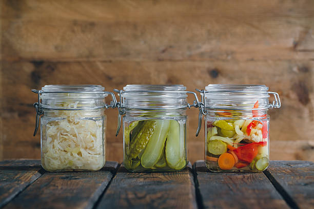 em conserva produtos hortícolas - sauerkraut cabbage paprika salad imagens e fotografias de stock