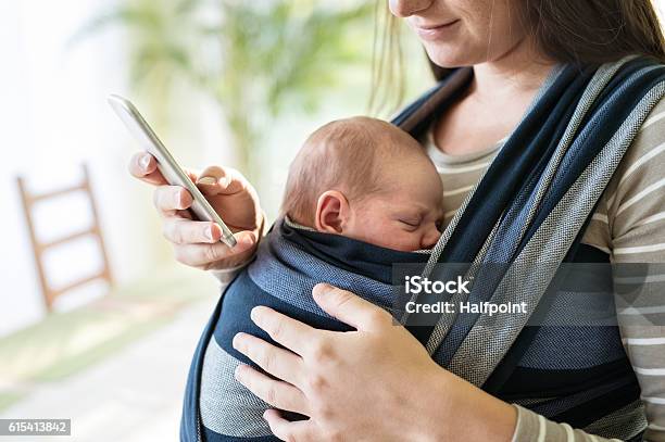 Unkenntliche Mutter Mit Ihrem Sohn In Schleing Und Smartphone Stockfoto und mehr Bilder von Baby