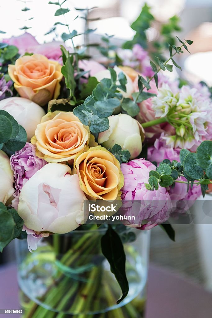 Bouquet multicolore en vase - Photo de Rose - Fleur libre de droits