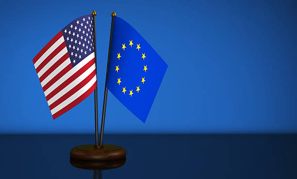 米国および欧州連合のデスクフラッグ - usa european union flag trading europe ストックフォトと画像