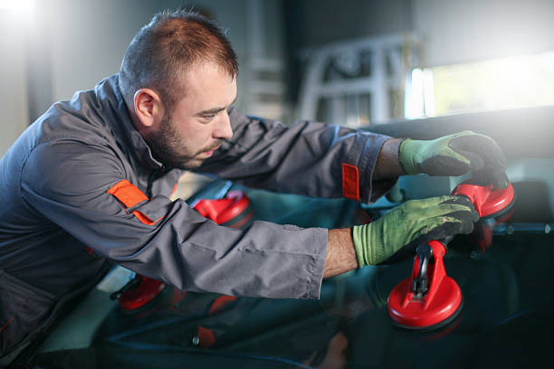 mechaniker wechselglas. - glass car repairing auto repair shop stock-fotos und bilder