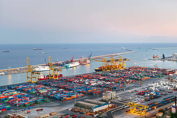 commercial dock with containers and cranes - port de barcelona imagens e fotografias de stock