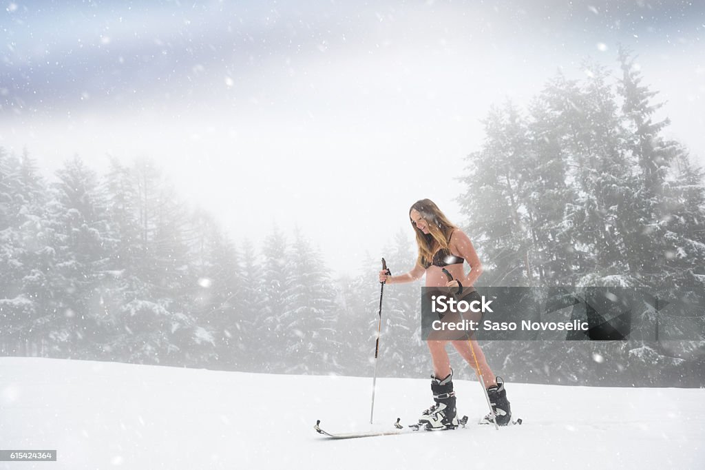 Belo retrato da maternidade no inverno - Foto de stock de Neve royalty-free