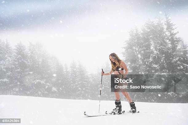 Foto de Belo Retrato Da Maternidade No Inverno e mais fotos de stock de Neve - Neve, Inverno, Esqui - Esqui e snowboard