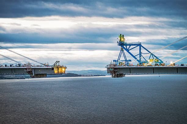 si avvicina la connessione finale del queensferry crossing oltre th - bridge incomplete construction building activity foto e immagini stock