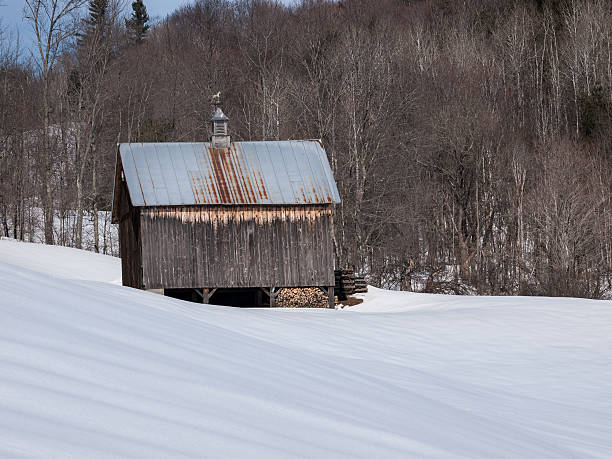 istock Little Vermont Barn in Winter 615427920