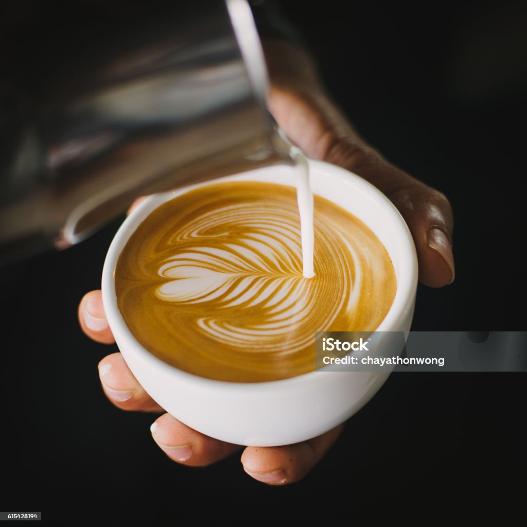 café latte art dans le café - Photo de Café au lait libre de droits