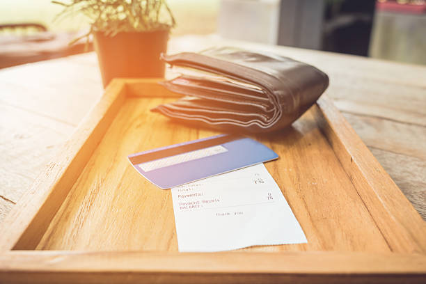 recibo y tarjeta de crédito con cartera en tono vintage de madera. - dinner currency table business fotografías e imágenes de stock