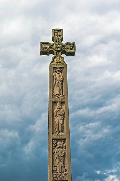 крест кейрдмона. кладбище уитби сент-мэри - celtic cross cross shape blue vertical стоковые фото и изображения