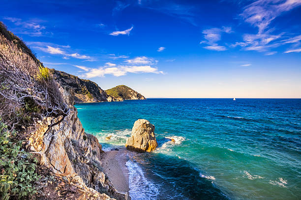 mare blu roccia. spiaggia di sansone. isola d'elba. toscana - morning italy shadow sunlight foto e immagini stock