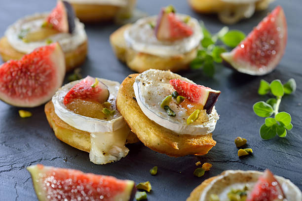 crostini com queijo de cabra - bruschetta buffet party food imagens e fotografias de stock