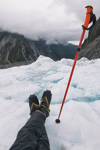 escalador de gelo na geleira franz josef na nova zelândia - new zealand ice climbing snow climbing - fotografias e filmes do acervo