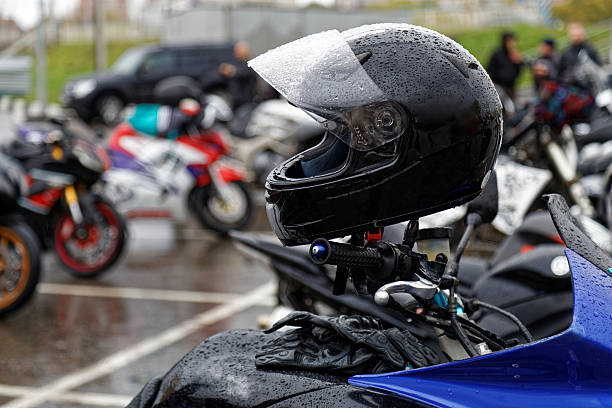 オートバイのハンドルバーのモトヘルメット - motocross leisure activity sport motorcycle racing ストックフォトと画像
